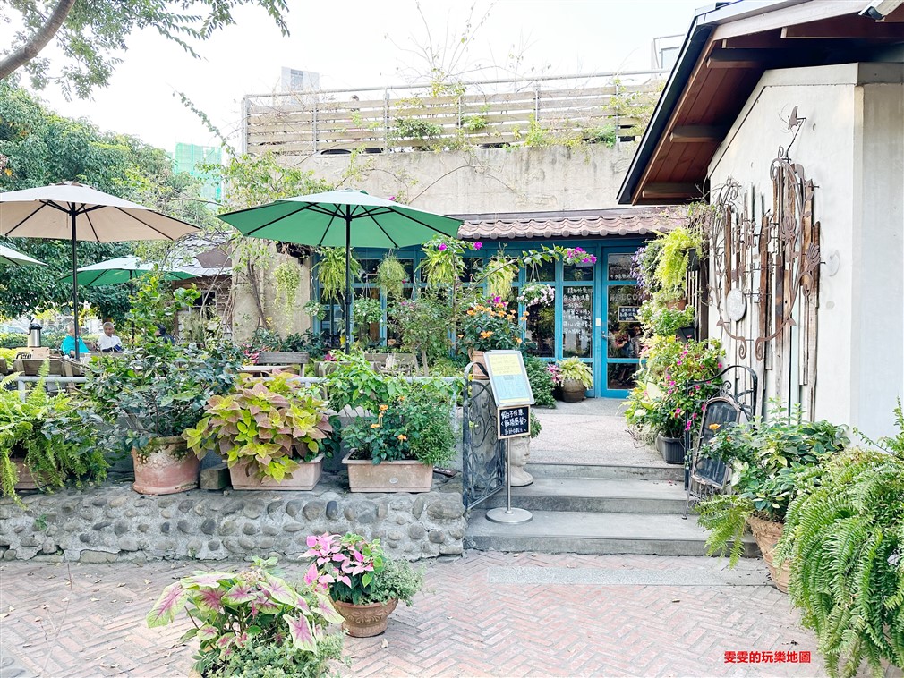 新竹竹北。花院子,隱藏在城市裡的小花園,充滿綠意盎然的庭院餐廳 @雯雯的玩樂地圖