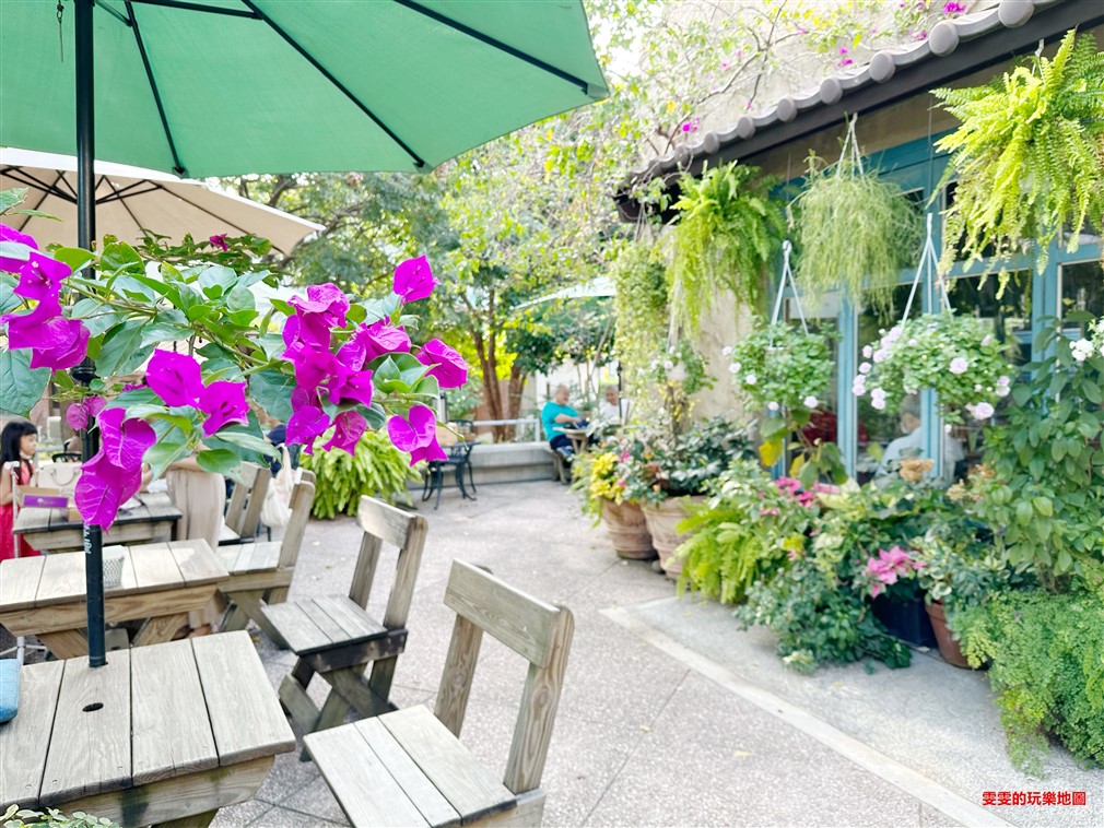 新竹竹北。花院子,隱藏在城市裡的小花園,充滿綠意盎然的庭院餐廳 @雯雯的玩樂地圖