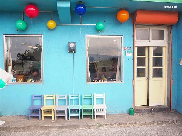 新北貢寮景觀餐廳。咱倆Food.Cafe.Love，東北角濱海公路上有著繽紛顏色的小店，還有著絕佳的無敵海景 @雯雯的玩樂地圖