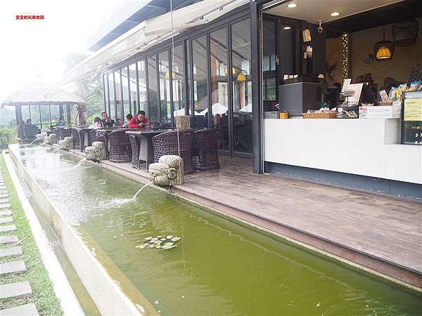 新竹竹東景觀餐廳。莫內咖啡(竹東店)，台3線上濃濃峇里島風格的景觀咖啡廳 @雯雯的玩樂地圖