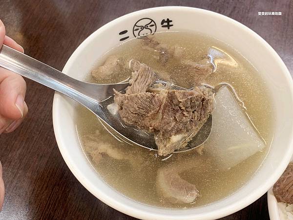 台南安平區美食。二牛牛肉湯,緊鄰文章牛肉湯,湯頭清甜 @雯雯的玩樂地圖