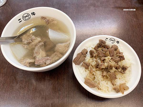 台南安平區美食。二牛牛肉湯,緊鄰文章牛肉湯,湯頭清甜 @雯雯的玩樂地圖